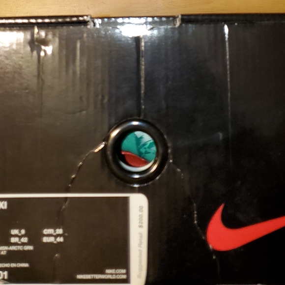 Authentic Lebron 11 chrismas Sneakers. Send offers - Picture 4 of 8